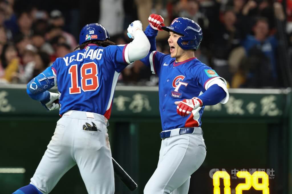 世界棒球經典賽（WBC）台韓大戰，8局上台灣隊費柴德（右）敲出2分砲逆轉比數，與隊友擊肘慶賀。中央社記者王騰毅攝 115年3月8日