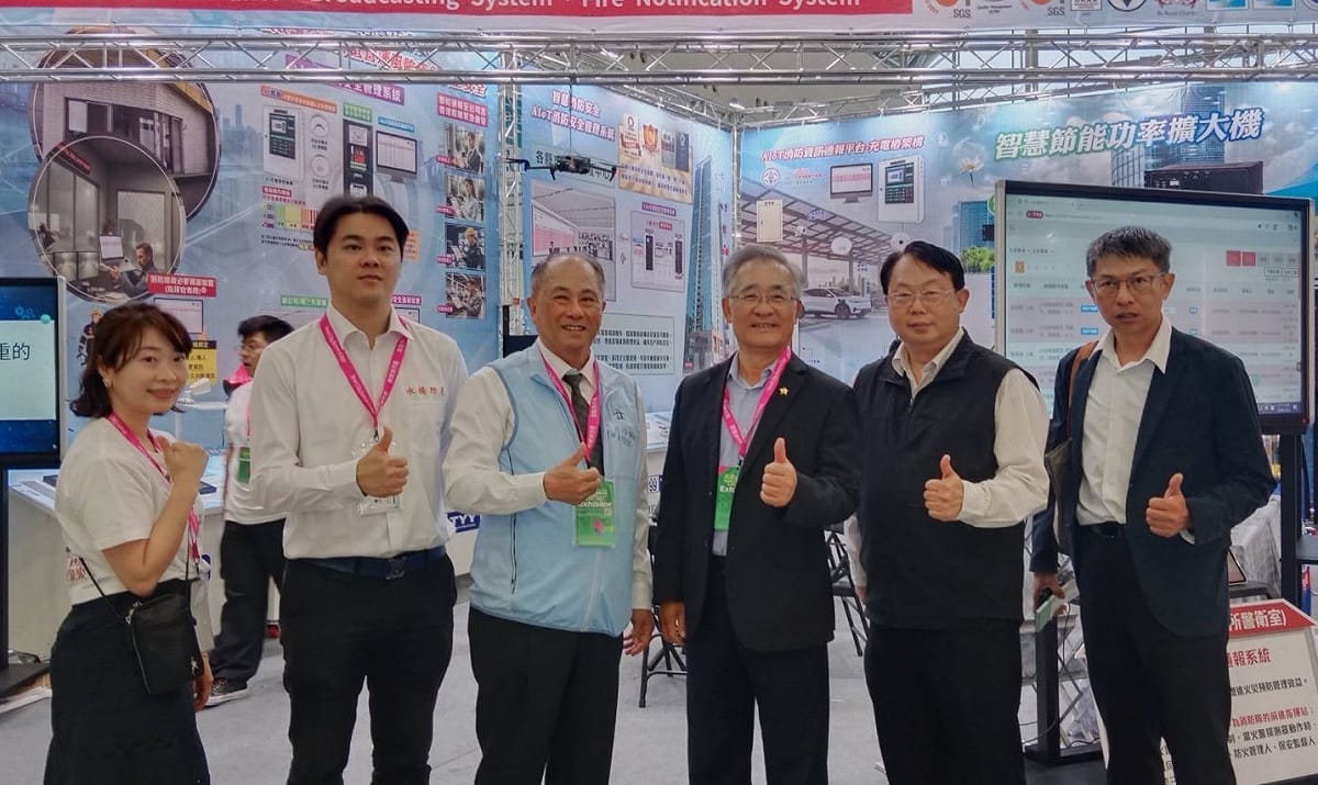 高市消防局長王志平(右三)參觀高雄智慧城市展永揚消防展位，與董事長張來川(左三)及總經理張顥瀗(左二)合影。 圖：孫家銘攝