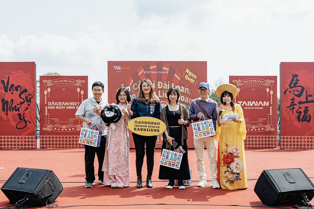 高閔琳(左三)與越南旅客同樂合影。 圖：高雄市觀光局/提供