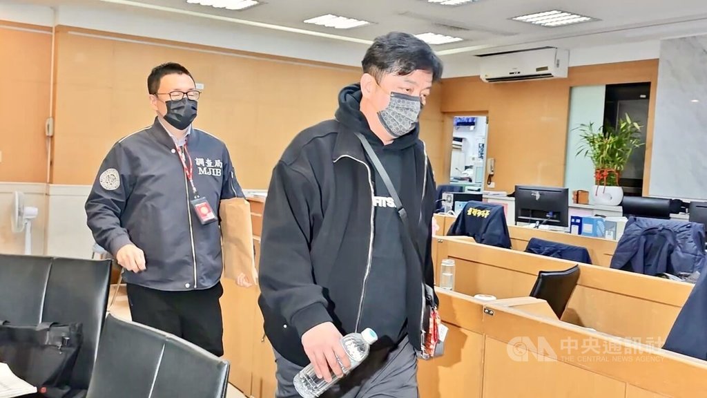 國民黨台北市議員李傅中武涉利用妻子親戚當人頭詐領助理費，金額逾千萬元。台北地檢署20日約談李傅中武（右）等7人到案；檢察官漏夜複訊後，21日諭令李傅中武500萬元交保，並限制出境、出海。中央社記者林長順攝　115年3月21日