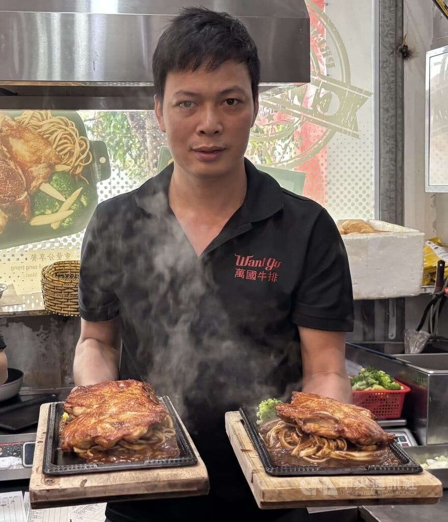 曾在台工作10多年的阮文心，因緣際會在高雄的牛排店工作，愛上台式鐵板牛排，在越南北寧開牛排店，不僅服務思鄉的旅越台灣人，也把這項台式美食介紹給越南民眾。中央社記者曾婷瑄北寧攝　115年3月21日 圖：中央社提供