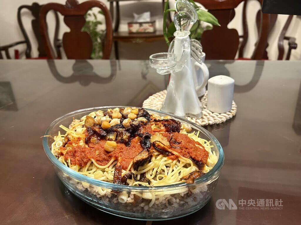 「口秀麗」是埃及最具代表性國民美食，依序鋪上米飯、小麥粒、扁豆、義式通心粉、鷹嘴豆和炸洋蔥，再淋上埃及風味靈魂醬汁，可同時品嘗食材單獨滋味以及所有食材的綜合風味。中央社記者施婉清開羅攝 115年3月20日 圖：中央社提供