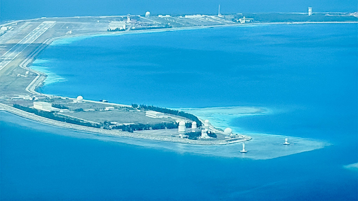 共軍指控菲律賓軍機闖入美濟礁空域並實施驅離，南海緊張局勢再度升溫。 圖：翻攝自 X @ABSCBNNews