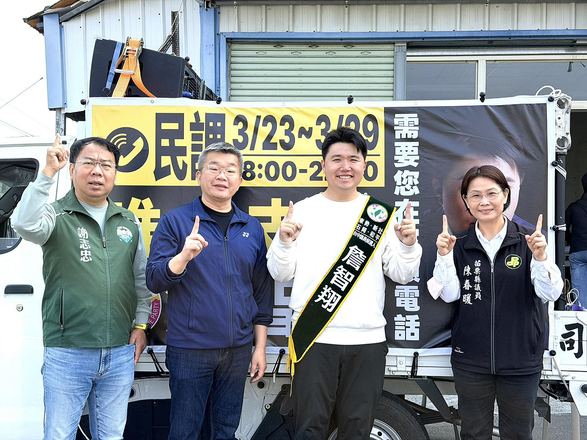 立法院民進黨團總召蔡其昌前進山城，由市議員謝志忠、苗栗縣議員陳春暖陪同，為投入初選的子弟兵詹智翔站台助陣合體掃街。 圖：詹智翔/提供