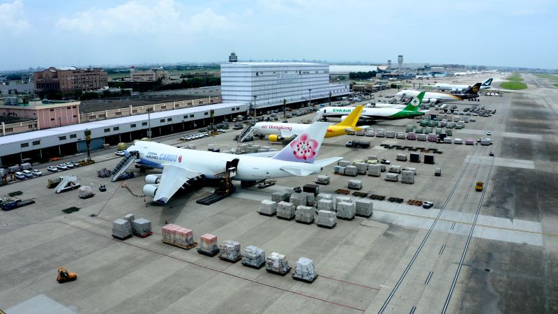 國際民航組織(ICAO)27日宣布，每名旅客搭機最多僅能攜帶2個行動電源，且禁止在飛行途中使用。(示意圖) 圖：桃園機場公司／提供