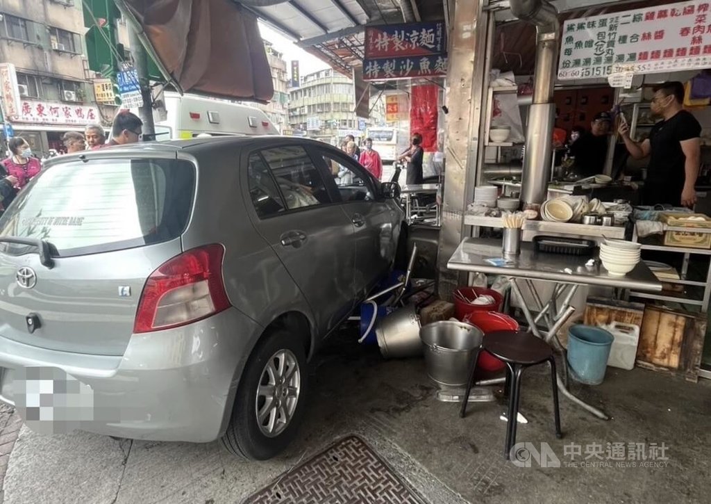 台北市警消獲報，1輛自小客車衝入位於信義區林口街麵店，造成2人受傷，傷者送醫前意識清醒，肇事原因待警方進一步調查釐清。（翻攝畫面）中央社記者劉建邦傳真　115年3月21日
