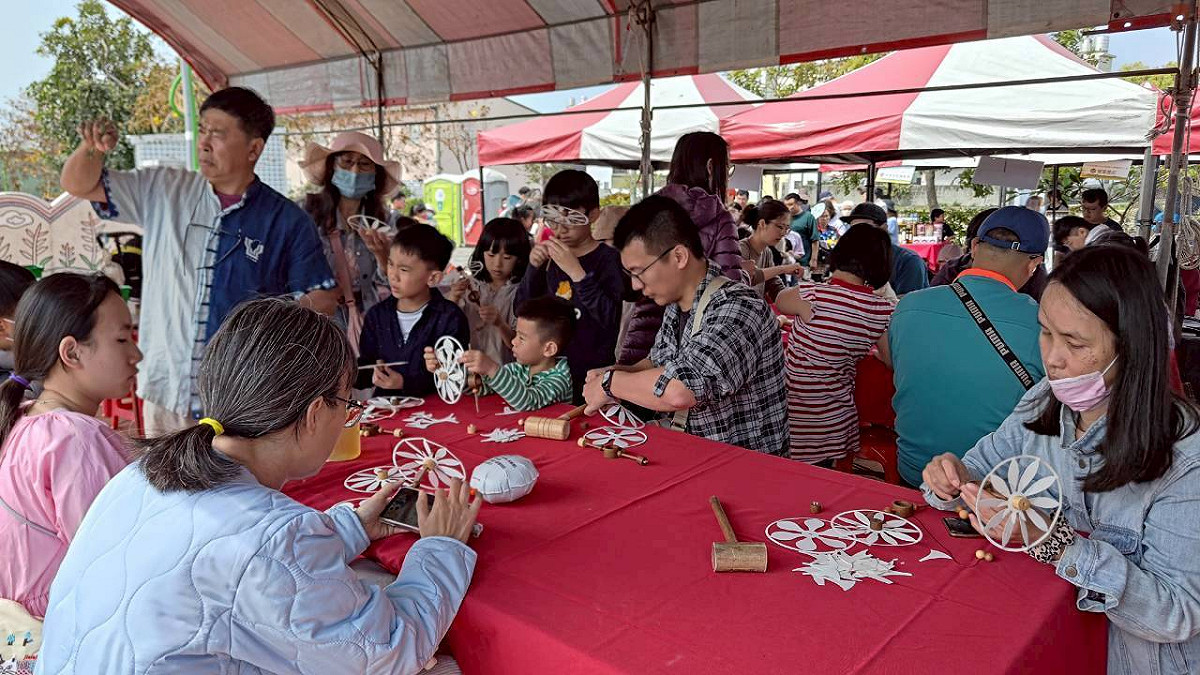 現場還有最受民眾青睞的小麥文創 DIY 體驗。 圖：大雅區公所提供