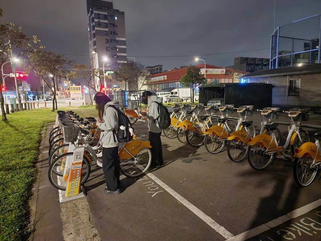 2名緬甸籍國立暨南國際大學生由於現金不足，被計程車司機丟包公路旁，幸桃園市警方巡邏發現，協助載到市區，還教導騎YouBike。（警方提供）中央社記者葉臻傳真 115年3月21日