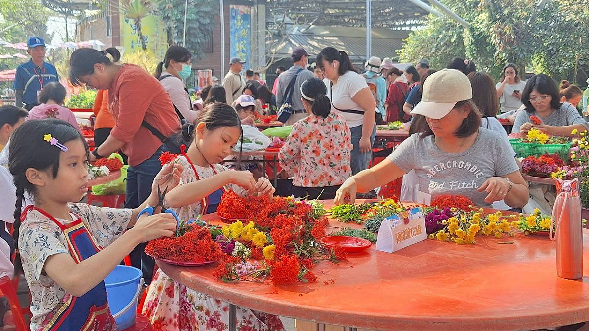 小朋友參與盤花教學體驗。 圖：客委會客發中心/提供