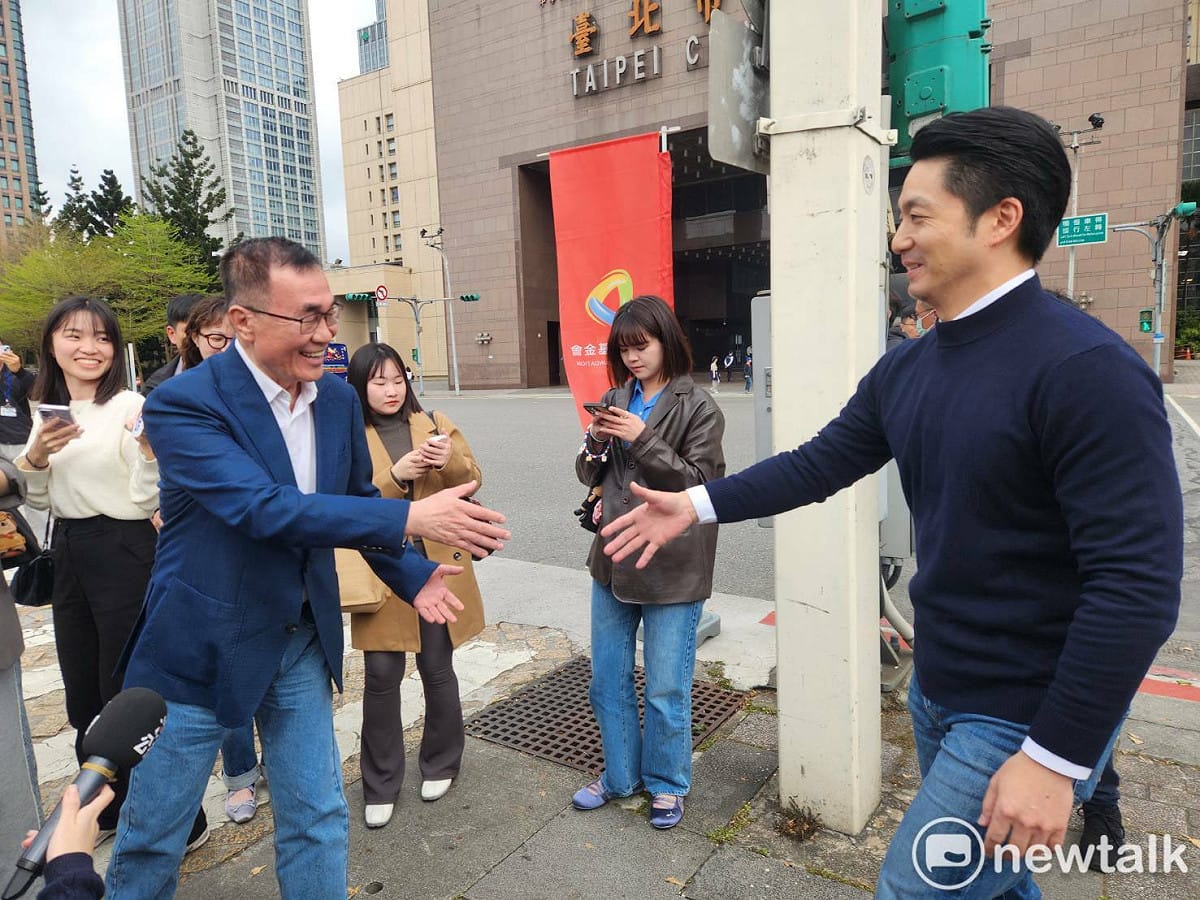 台北市長蔣萬安與日前請辭台北副市長投入選戰的李四川，共同出席在台北市政府前廣場舉辦的2026捐血活動。 圖：黃建豪/攝