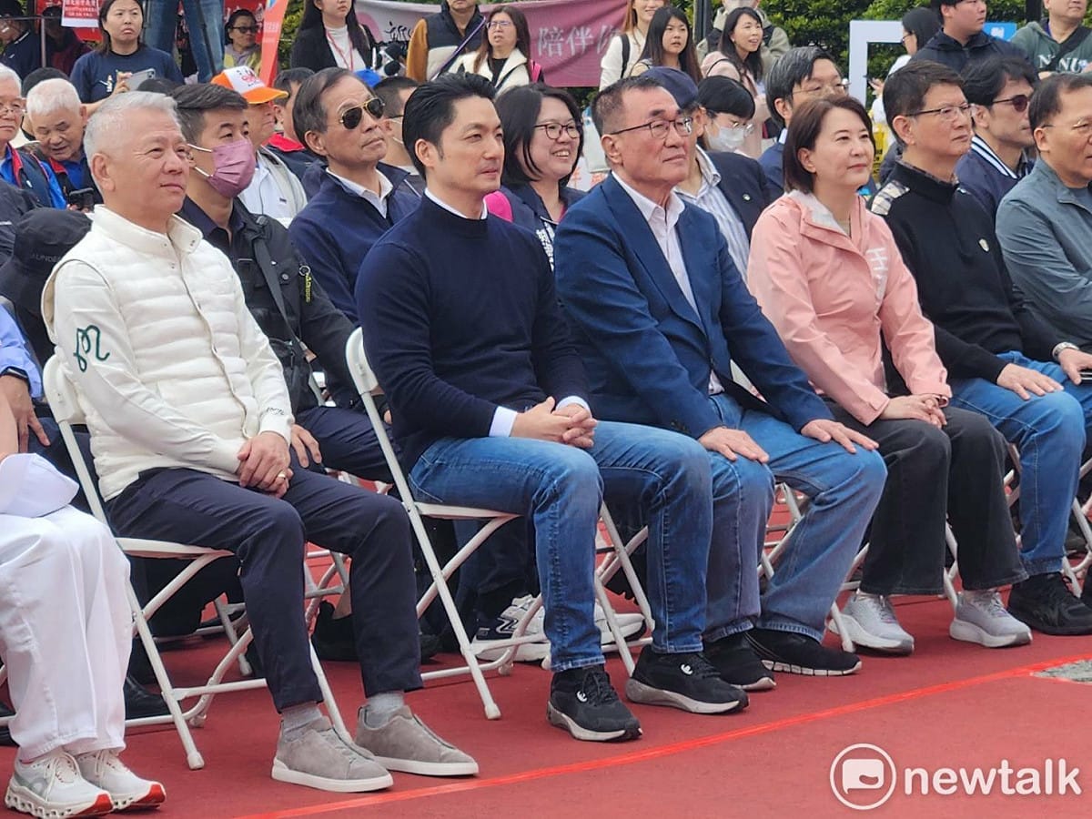 台北市長蔣萬安與日前請辭台北副市長投入選戰的李四川，共同出席在台北市政府前廣場舉辦的2026捐血活動。 圖：黃建豪/攝