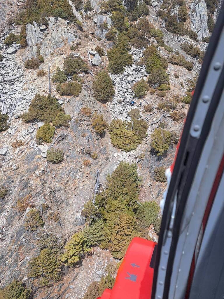 余姓山友摔落秀姑巒山碎石坡，同行友人向花蓮縣消防局通報求援，空勤總隊花蓮駐地勤務第一大隊第三隊21日接獲轉報後派遣黑鷹直升機，由特搜員攜帶吊環吊掛出艙，將余男固定後吊掛上機後送就醫。（空勤總隊提供）中央社記者張祈傳真　115年3月21日