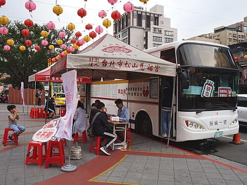 捐血車幫助民眾方便捐血，也期望更多人一起捐血救血庫。 圖：台灣血液基金會／提供
