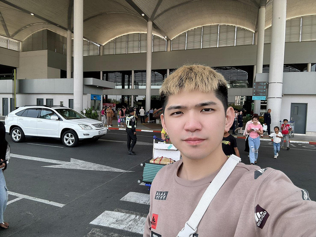 網紅「晚安小雞」結束柬埔寨兩年刑期返台，竟爆出驚人內幕！他宣稱自己並非企劃主謀，而是受雇於一名叫「Selena」的廠商，甚至遭對方騙走 400 萬。 圖：翻攝自晚安小雞臉書