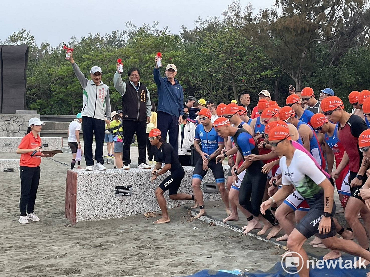 臺南全國鐵人三項錦標賽於安平觀夕平臺及周邊道路熱血登場，競賽項目包含標準賽（51.5公里）、半程賽（25.75公里）、接力賽、騎跑二項及小鐵人等多元組別，賽事具有競技性，也能達到推廣全民運動風氣之實益。 圖：台南市政府提供