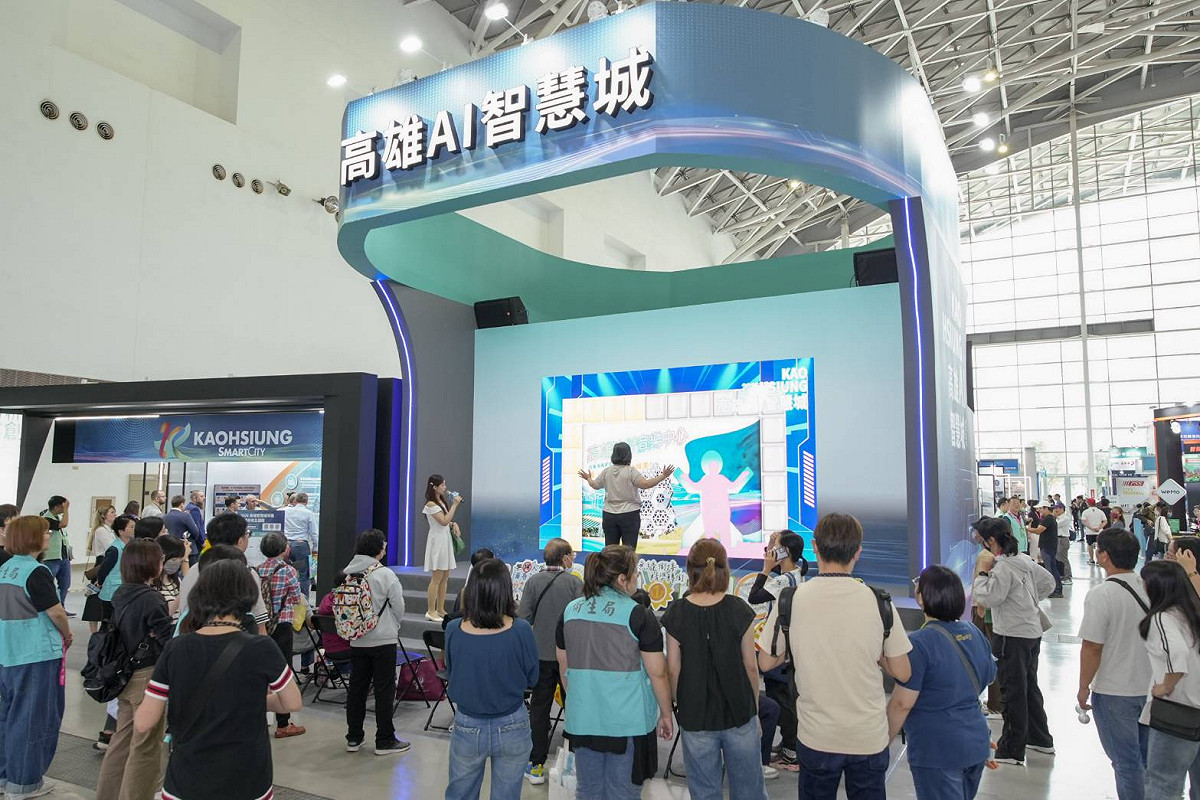 第五屆高雄智慧城市展以AI為主軸，運用於市政治理、醫療照護、交通、能源、智慧製造等各領域的成果展示，吸引不少國內外人士前來取經交流。 圖：高雄市研考會/提供