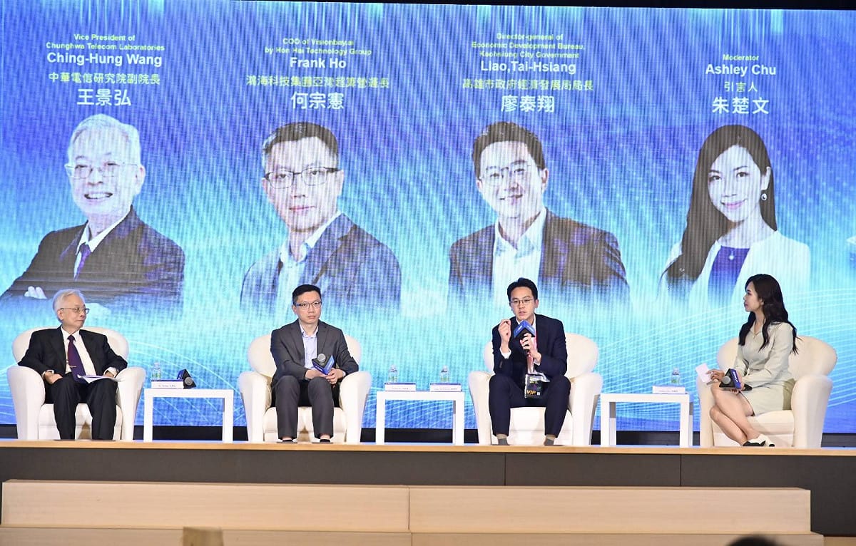 兩位專題演講講者與廖泰翔(右二)進行關鍵對談。 圖：高雄市研考會/提供