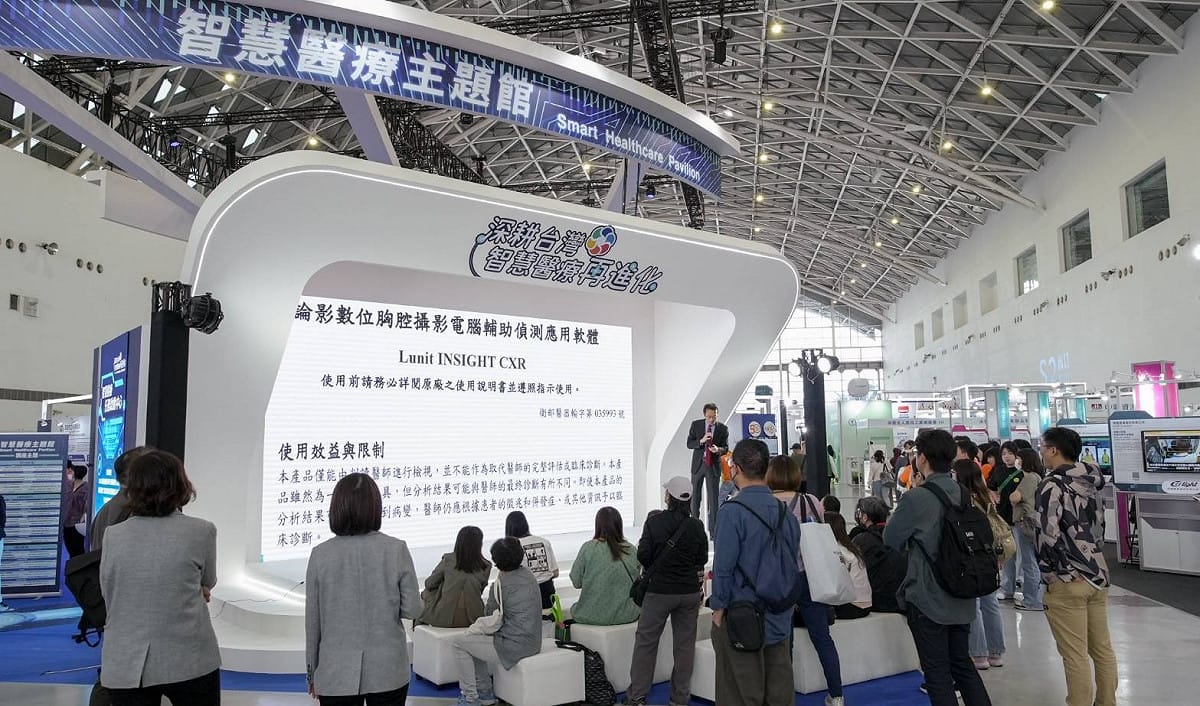 智慧醫療主題館以互動體驗讓參觀者瞭解醫療結合AI技術新發展。 圖：高雄市研考會/提供