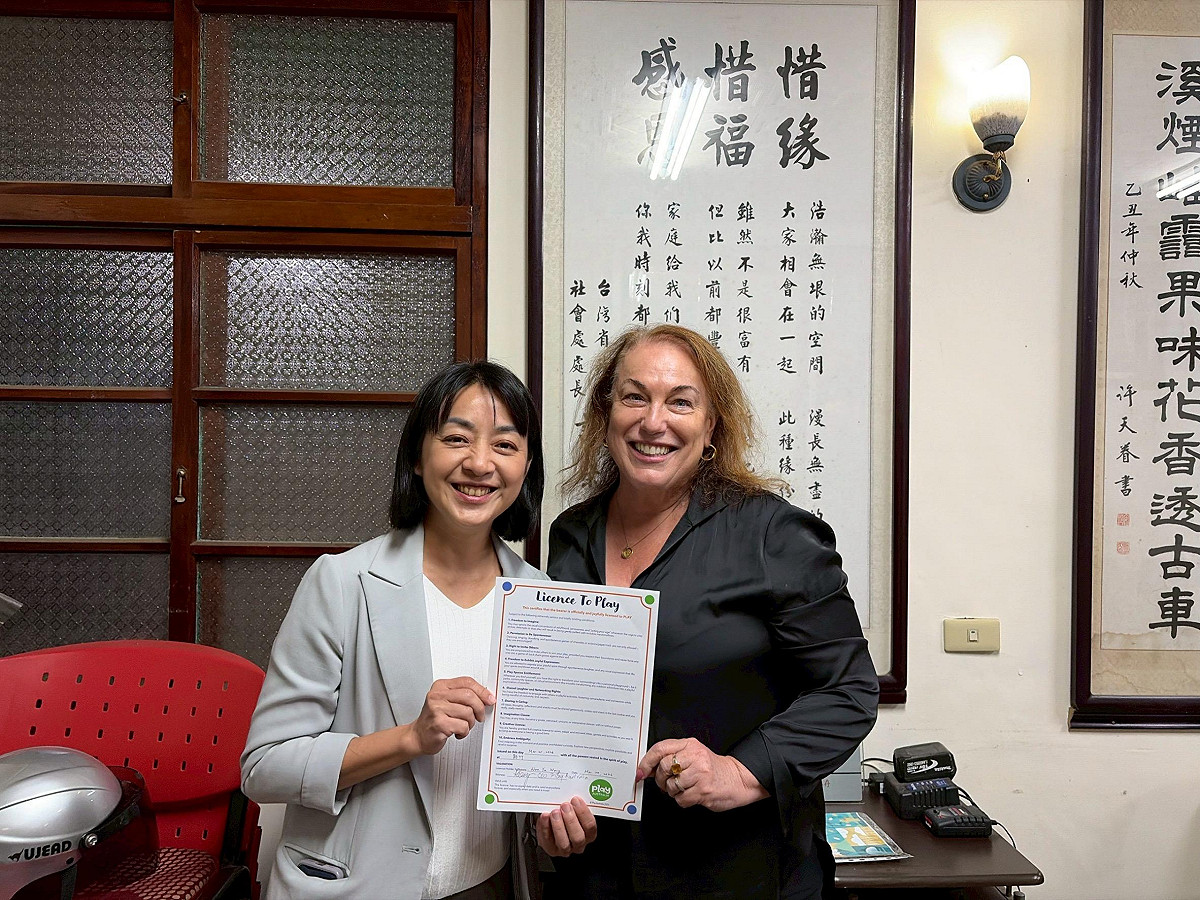 國際遊戲協會（IPA）世界總會主席 Robyn Monro Miller（右）頒發象徵推動遊戲環境肯定的「遊戲證書」給時代力量黨主席王婉諭（左）。 圖：時代力量 提供