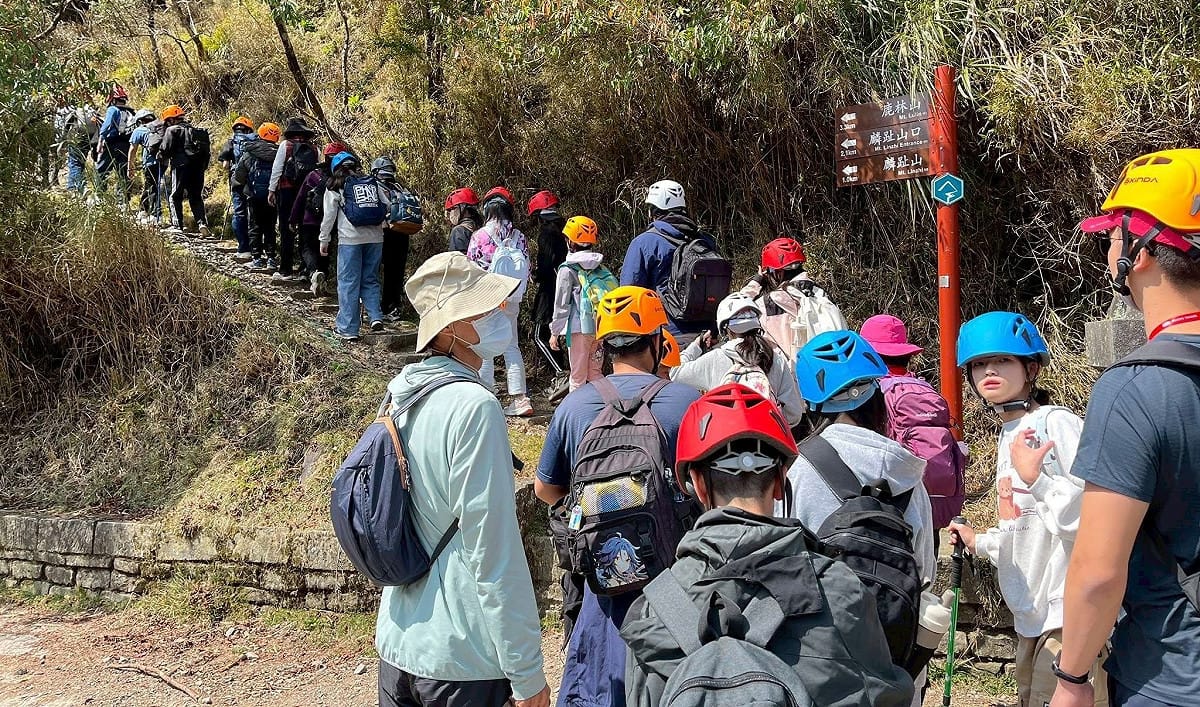 三校六年級應屆畢業生勇闖嘉義縣「特富野古道」。 圖：高雄市教育局/提供