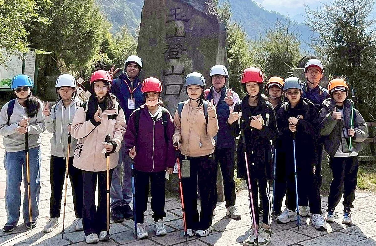 國小畢業生挑戰海拔兩千公尺以上的高山。 圖：高雄市教育局/提供