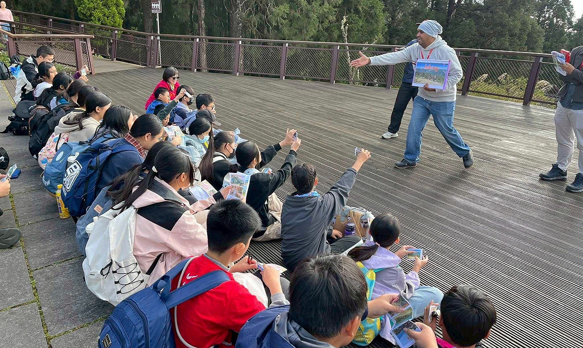 三校外師在行程中特別結合「山野教育」與「雙語教育」進行教學。 圖：高雄市教育局/提供