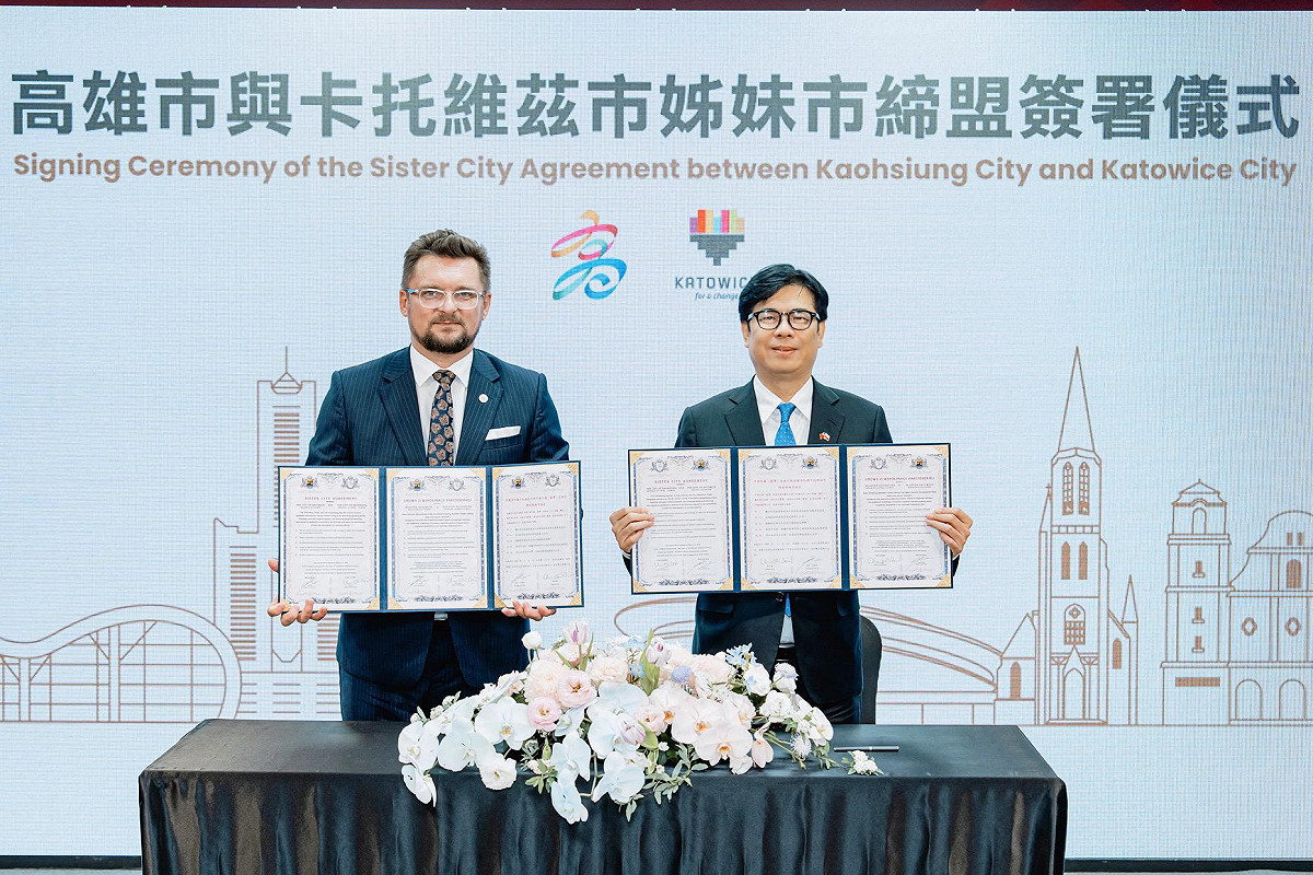 陳其邁(右)與克魯帕(左)共同簽署姊妹市協定。 圖：高雄市行國處/提供
