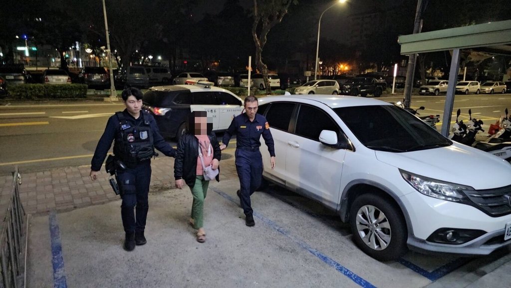 63歲黃姓女子疑因保險理賠問題心生不滿，涉嫌夥同胞姊及妹婿，22日凌晨前往高雄市苓雅區某大樓門口丟雞蛋、噴紅漆。經警方調閱監視器追查，黃女等3人落網，全案朝毀損、恐嚇及公然侮辱等罪嫌偵辦。（高雄市警察局苓雅分局提供）中央社記者張已亷傳真　115年3月22日