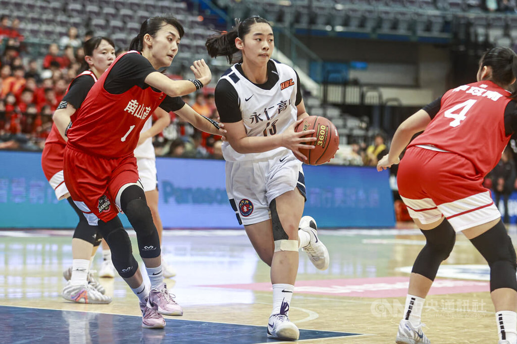 114學年度高中籃球聯賽（HBL）女子甲級季軍戰22日上午在台北小巨蛋開打，永仁高中最終以83比82戰勝對手南山高中，永仁高中黃翊蓁（白衣13號）獲頒該場MVP。中央社記者鄭清元攝　115年3月22日