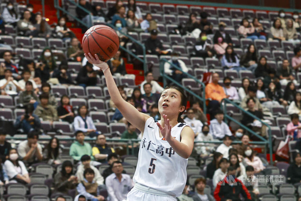 114學年度高中籃球聯賽（HBL）女子甲級季軍戰22日上午在台北小巨蛋開打，永仁高中吳沛萱（圖）繳出21分5籃板的佳績，幫助球隊贏得勝利。中央社記者鄭清元攝　115年3月22日