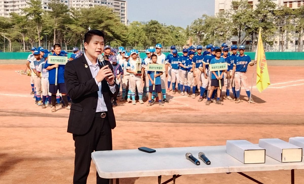 高雄中區扶輪社社長王勛緯在閉幕式宣布將推薦五福國中參加今年8月底的日本倉敷國際青少年棒球邀請賽。 圖：孫家銘攝