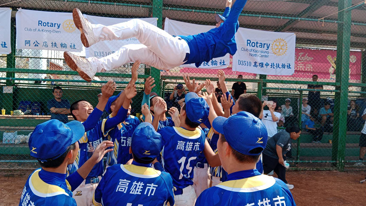 五福國中棒球隊冠軍賽後，依傳統將總教練鄭俊男拋向空中慶功。 圖：孫家銘攝