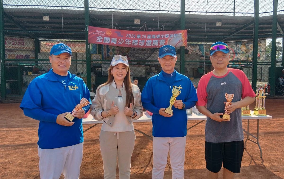 贊助廠商思倩生技國際有限公司董事長翁思倩(左二)頒發鄭俊男(右二)總教練獎，以及陳宗甫(左一)、詹景喬(代領)教練獎。 圖：孫家銘攝