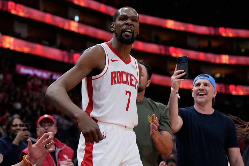 NBA休士頓火箭隊前鋒杜蘭特（前）在21日比賽中，達成生涯總得分超越退役傳奇球星喬丹紀錄。（美聯社）