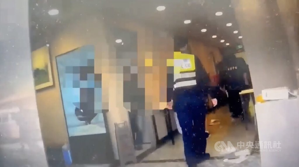 台北市警方22日獲報，大安區某間禮儀公司遭多名黑衣人持球棒砸店，所幸無人受傷，目前已掌握犯案交通工具及數名犯嫌身分偵辦中。（翻攝照片）中央社記者黃麗芸傳真　115年3月22日