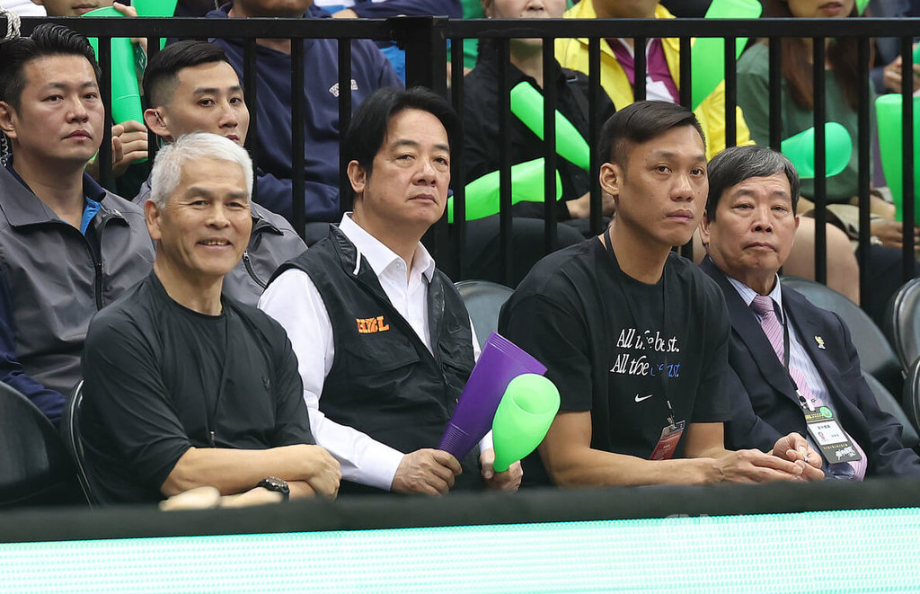 114學年度高中籃球甲級聯賽（HBL）男子組冠軍戰22日晚間在台北小巨蛋進行，總統賴清德（前左2）到場看球，運動部次長黃啟煌（前左1）、台灣職籃P.LEAGUE+台北富邦勇士當家球星「野獸」林志傑（前右2）與高中體總會長胡劍峯（前右1）等人陪同觀賽。 圖:中央社提供
