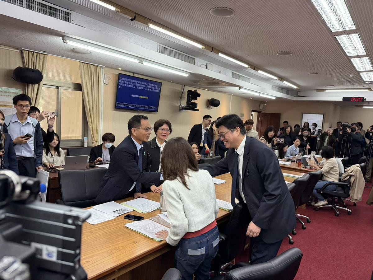 大陸委員會邱垂正（右一）在會前拜會各黨團。 圖：金大鈞 / 攝
