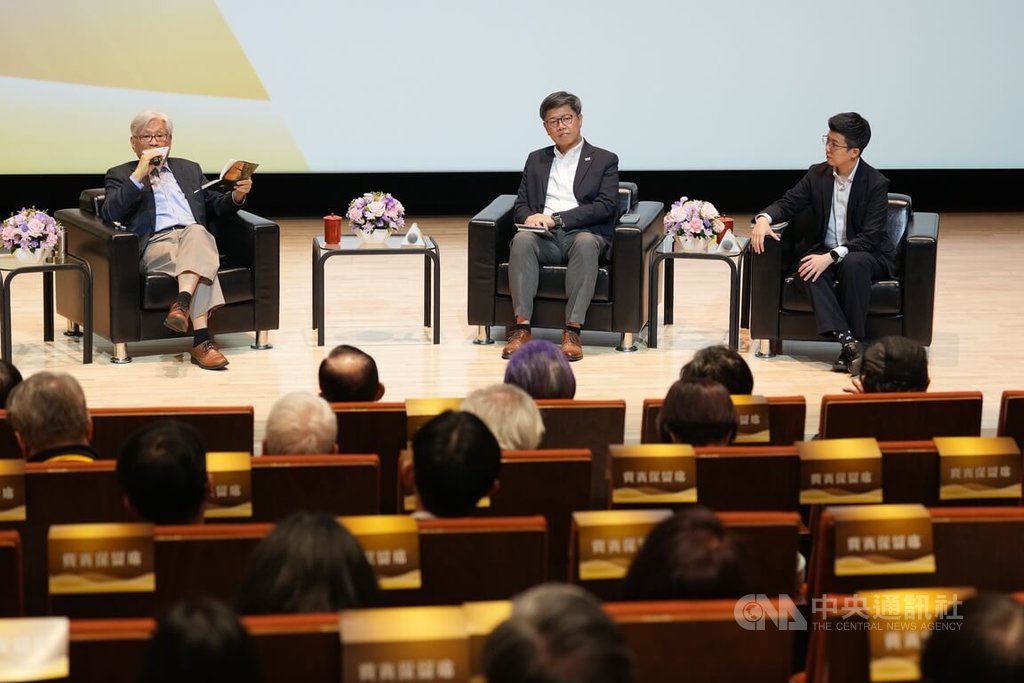 詩人李敏勇（後左起）與世代文化創業群創辦人周奕成、社民黨籍台北市議員苗博雅21日在台北同台出席「李登輝、彭明敏『夢二途』交織的台灣光影─總統直選30週年鼎談會」，共同探討台灣政黨政治發展、民主深化挑戰與未來台灣的公共想像。中央社記者徐肇昌攝　115年3月21日 中央社記者徐肇昌攝　115年3月21日
