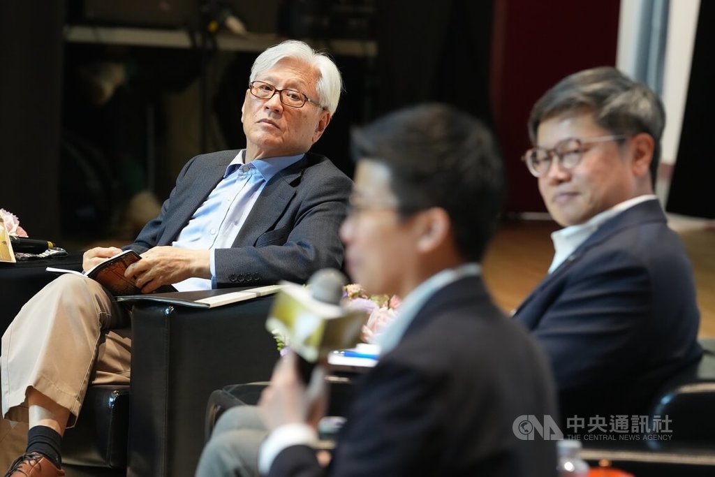 詩人李敏勇（左）與世代文化創業群創辦人周奕成（右）、社民黨台北市議員苗博雅（前）21日下午齊聚中正紀念堂出席「總統直選30週年鼎談會」，和與會者共同回望1996年首次總統直選及台灣政治民主發展歷程。中央社記者徐肇昌攝　115年3月21日 中央社記者徐肇昌攝 115年3月21日