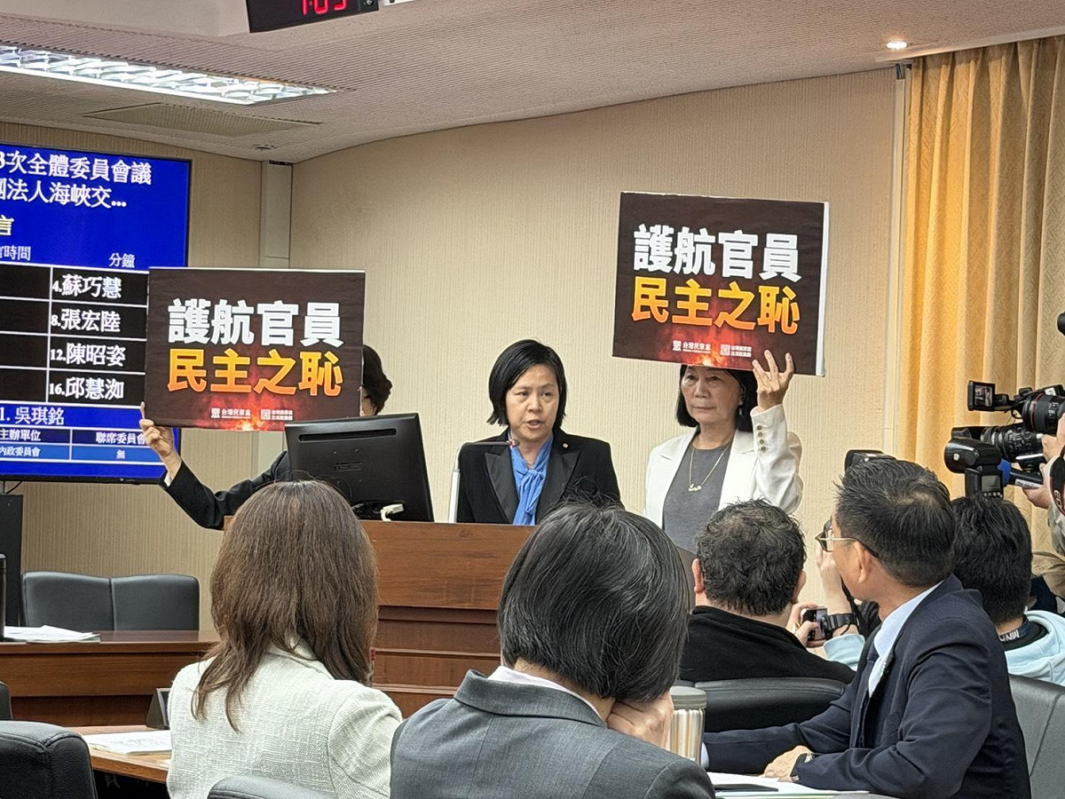 民眾黨立委李貞秀控訴上週內委會議事錄不應確認，反遭綠委張宏陸批評「有異議去開記者會」。 圖：金大鈞/攝