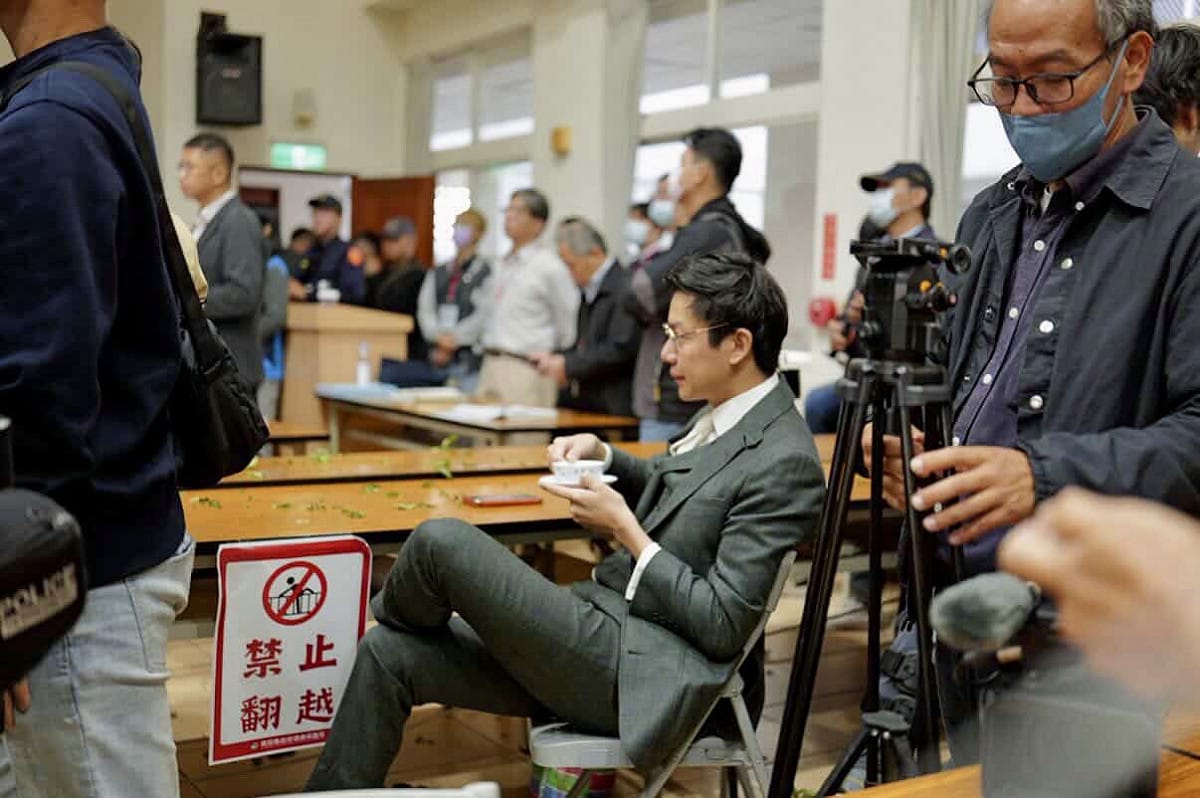 名間鄉戰鬥茶師常行深為所有名間鄉鄉親和茶農發聲，辯才無礙影片瘋傳。 圖：theteaoryofeverything