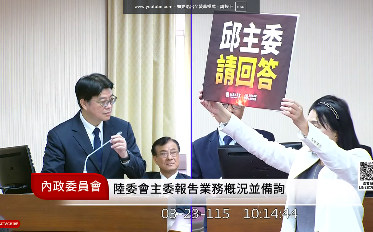 民眾黨立委蔡春綢高舉標語直接擋住質詢的同黨立委陳清龍、李貞秀。 圖：翻攝自國會頻道