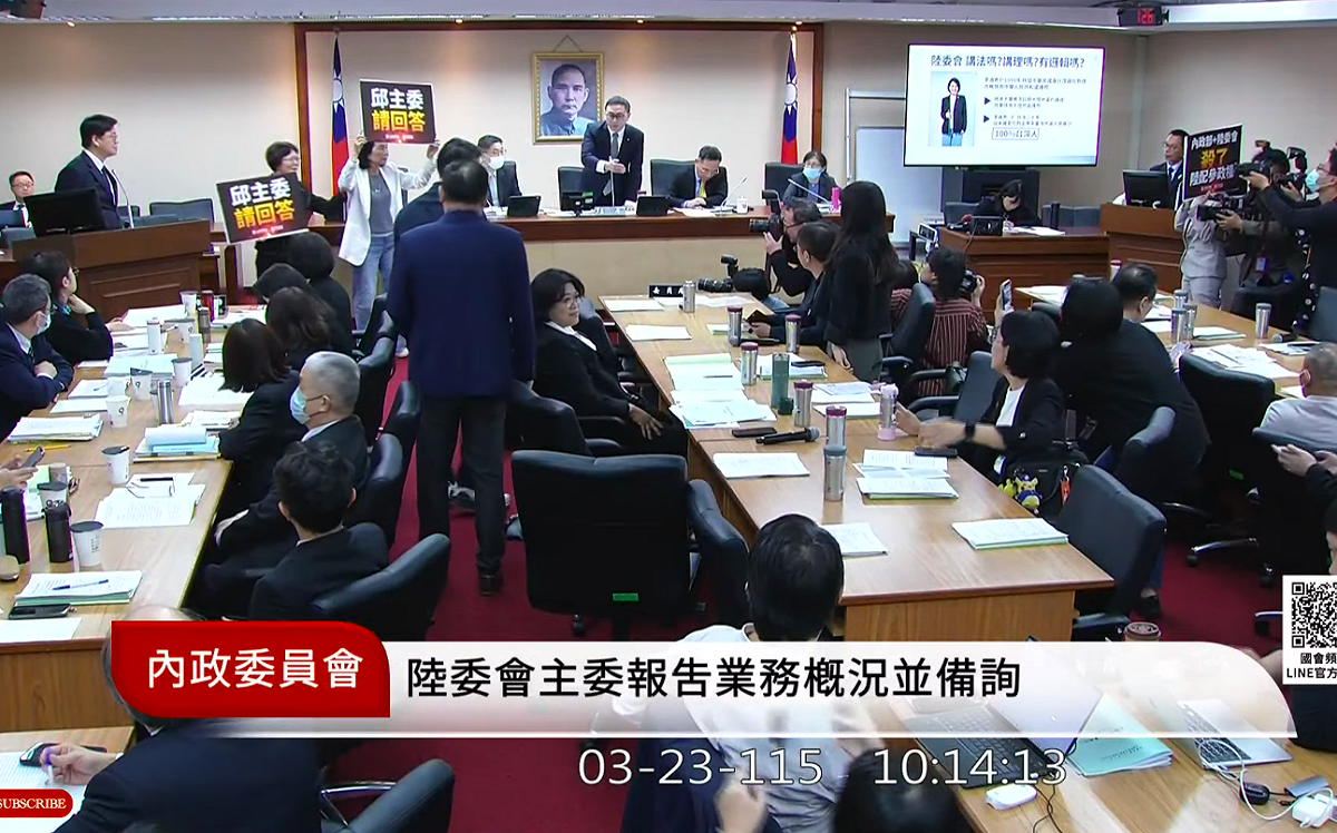 民眾黨立委蔡春綢、劉書彬手舉標語太熱情，直接跑到官員備詢台，遭民進黨立委抗議，也遭國民黨籍召委廖先翔制止。   圖：翻攝自國會頻道