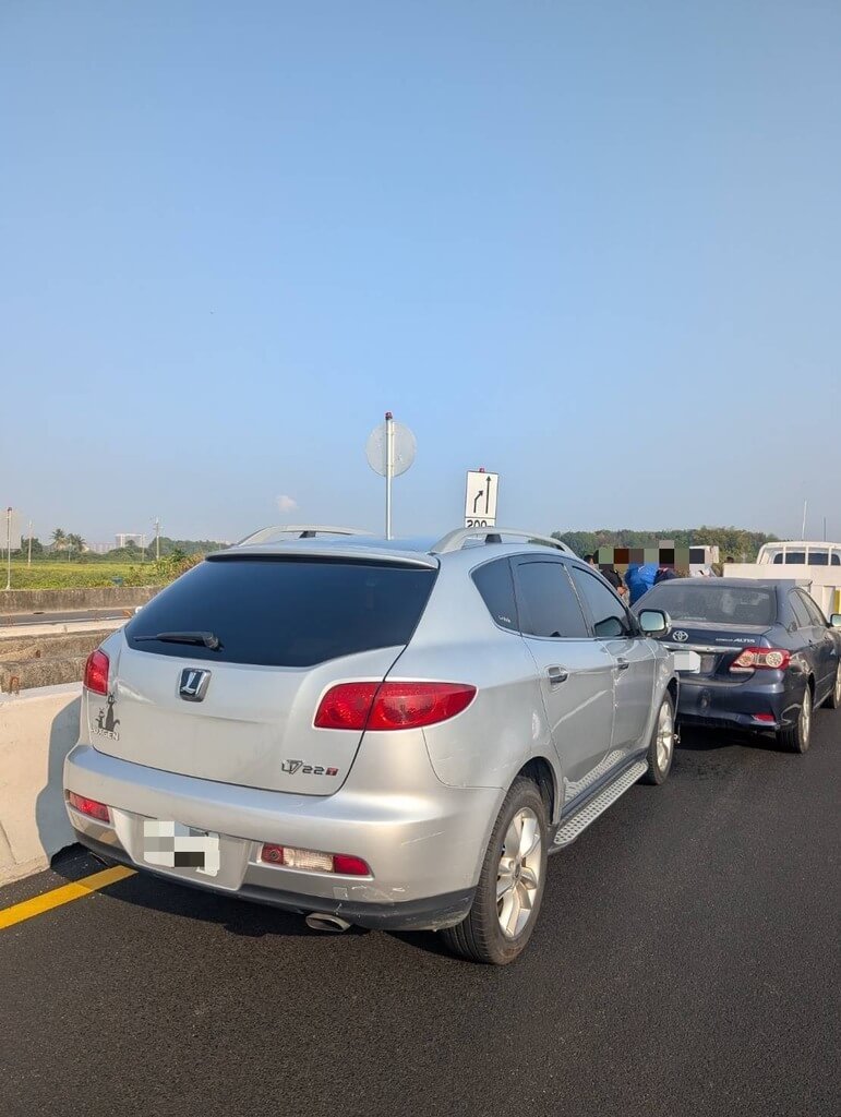 國1北上靠近岡山交流道，23日上午發生2起車輛追撞事故，共造成4車受損、無人傷亡；確切肇事原因待調查釐清。（國道公路警察局第五公路警察大隊提供）中央社記者張已亷傳真　115年3月23日
