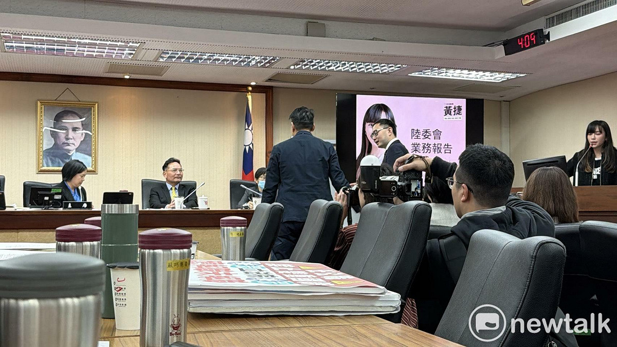 民眾黨立委李貞秀突坐上主席台擔任「代理主席」引發綠委抗議，會議一度暫停。 圖：金大鈞/攝