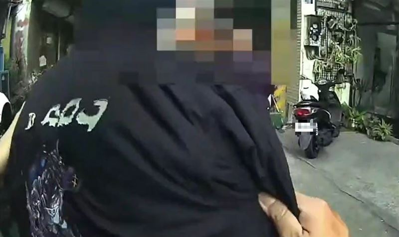 22歲男疑不滿服務態度差，持水果刀威脅印度料理店長。 圖：翻攝畫面