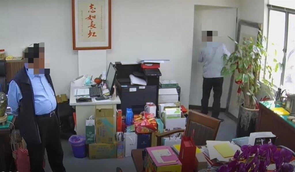 前中油煉製事業部執行長徐漢（左）涉向業者收回扣，檢調111年5月在其辦公室搜出鉅額現金。（橋頭地檢署提供）