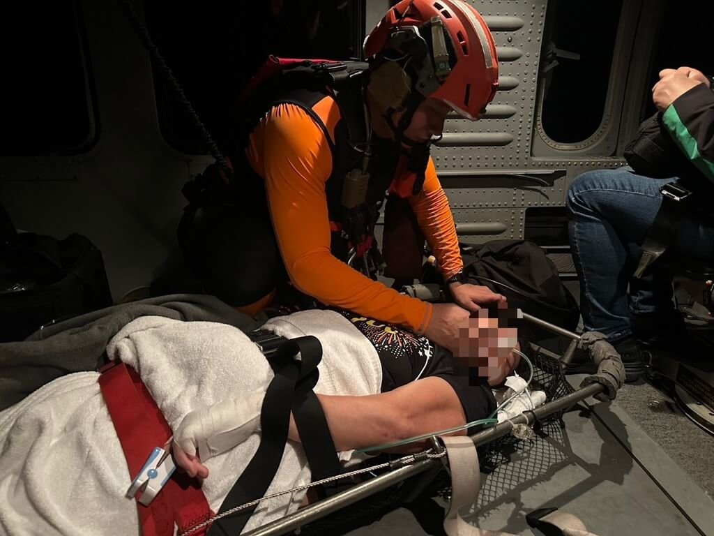 馬爾他籍MSC BELLISSIMA地中海榮耀號郵輪上，一台籍遊客疑中風意識不清，空勤花蓮駐地直升機23日凌晨飛至花蓮外海，成功吊掛松山機場轉由救護車送醫治療。（空勤總隊勤務第一大隊第三隊提供）中央社記者李先鳳傳真　115年3月23日