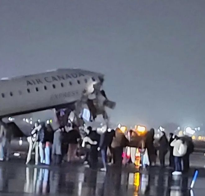 美國紐約拉瓜迪亞機場22日晚間發生嚴重跑道事故，一架Air Canada Express營運的CRJ-900區域客機在降落過程中，撞擊一輛消防救援車。飛機機鼻嚴重損毀，駕駛艙幾乎全毀。 圖：翻攝「X」@nostayug