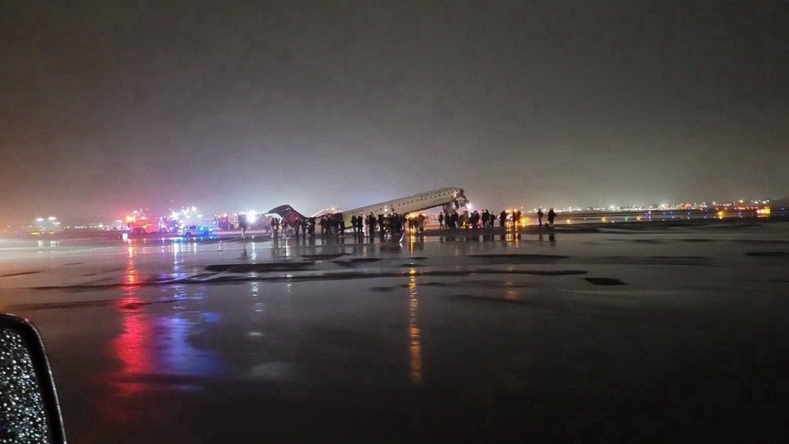 美國紐約拉瓜迪亞機場22日晚間發生嚴重跑道事故，一架Air Canada Express營運的CRJ-900區域客機在降落過程中，撞擊一輛消防救援車。飛機機鼻嚴重損毀，駕駛艙幾乎全毀。 圖：翻攝「X」@nostayug